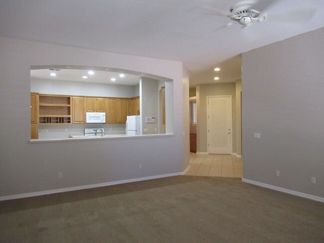 Building Photo - Nice 2 Bedroom Plus Bonus Room / 2 Bath Home in Chandler Gated Community!