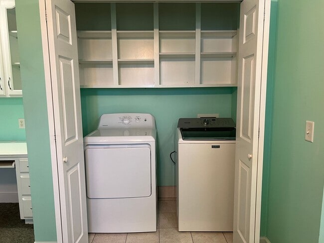 Building Photo - 3BR/2BA Available NOW- Napier Field