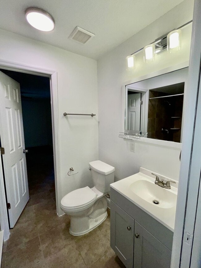 Building Photo - Southern Oaks 2 / 2 with Office & Sun Room