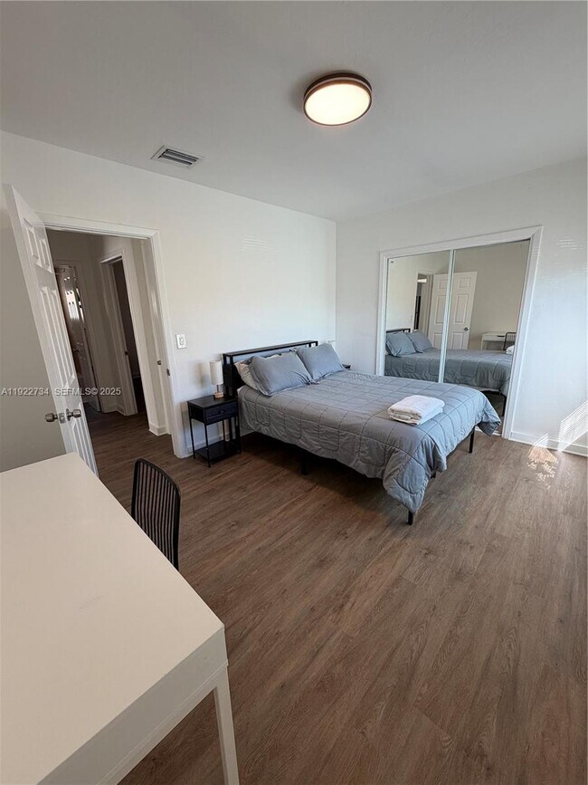 Building Photo - 1215 NE 109th St