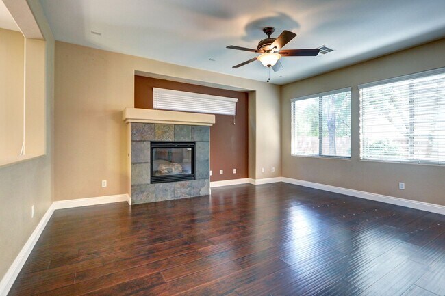 Building Photo - Wonderful 4 Bedroom Home!