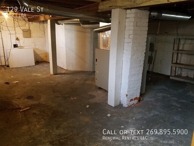Building Photo - 129 Vale St