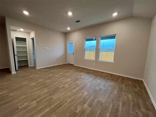 Building Photo - 221 Wirecrested Dr