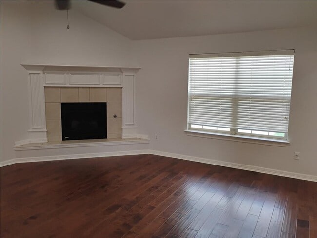 Building Photo - 320 Jack Perry Dr