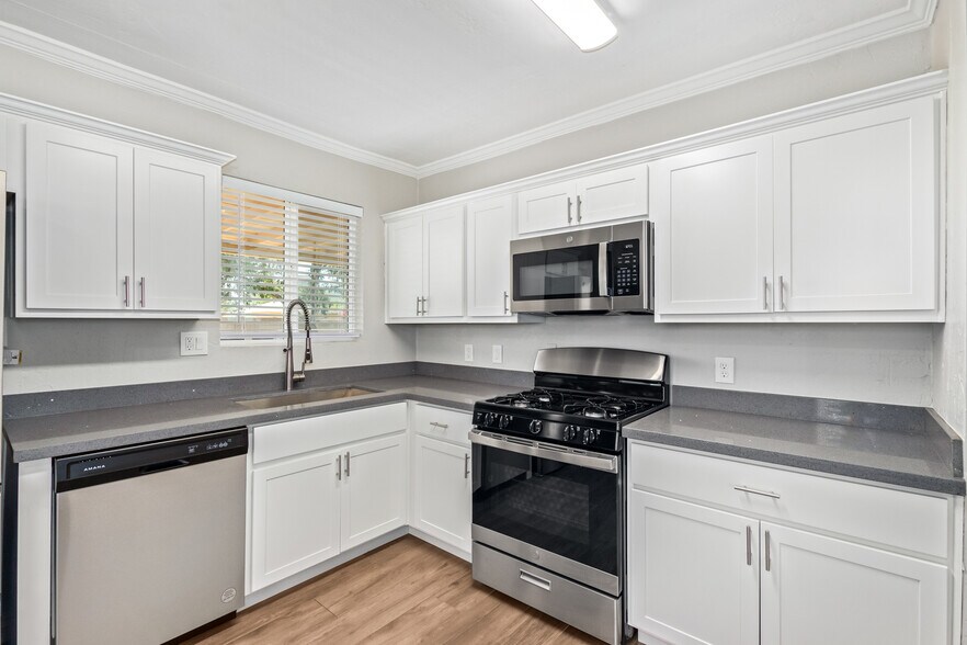 Building Photo - 527 E Whitton Ave