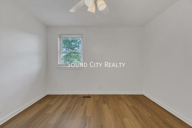 Building Photo - 1610 17th Ave N