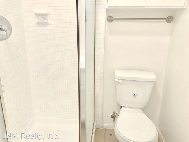 Building Photo - 15115-15125 Victory Blvd