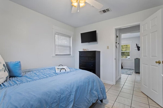 Building Photo - 805 Lewis Ave