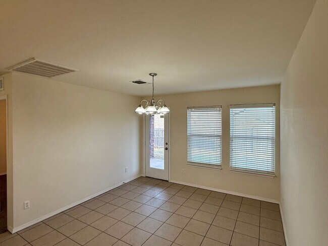 Building Photo - Great 3 Bed 2 Bath in Valencia Neighborhood