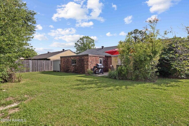 Building Photo - 303 Plaza Village Dr