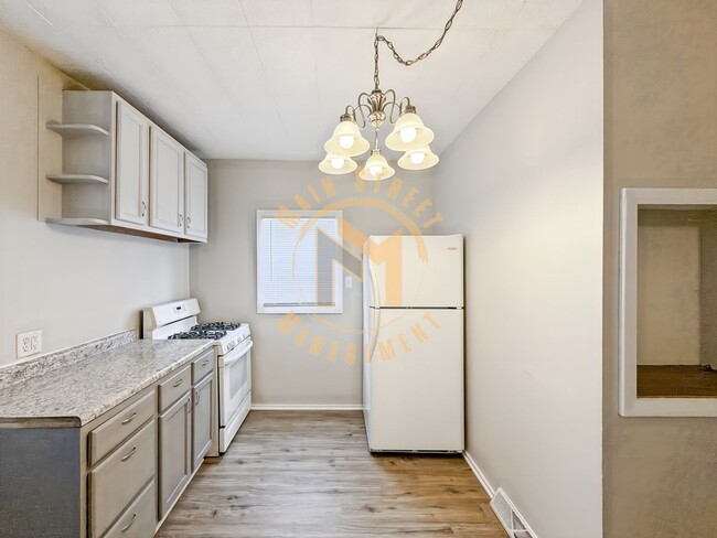 Building Photo - 2 Bed 1 Bath Single Family Home + Bonus Room