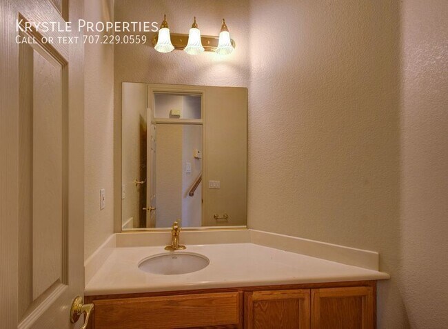 Building Photo - Spectacular property in Vallejo's Gated Ti...