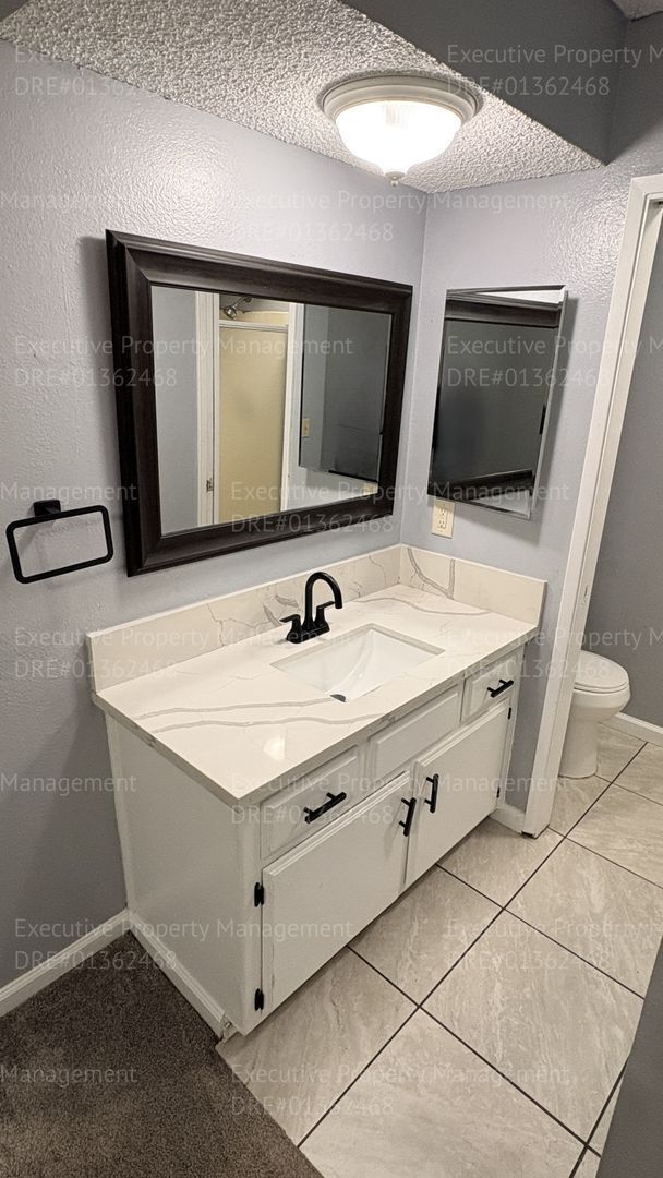 Building Photo - 3 bedroom/ 2 bathroom home nestled in a cul-de-sac.