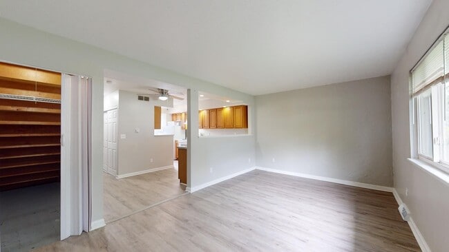 Building Photo - 3 Bedroom/1 bathroom renovated townhouse.