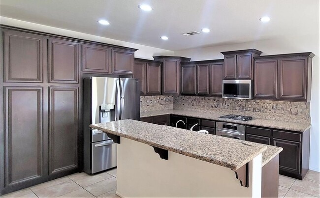 Building Photo - Hidden gem in prestigious community of Palm Desert - Convineant to access from everywhere.