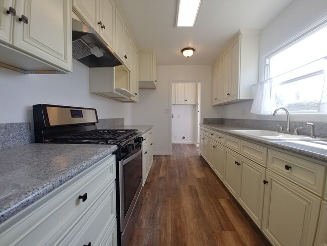 Building Photo - Charming 3-Bedroom Home in an Ideal Location!