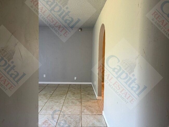 Building Photo - Large 4 Bedroom Home