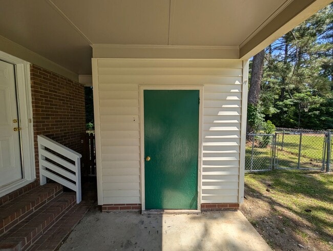 Building Photo - 3 Bedroom, 1.5 Bath Home with HVAC & Fenced Backyard