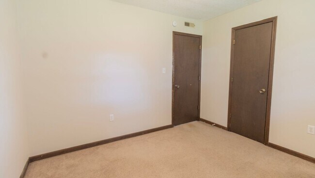 Building Photo - 613-615 Pear Tree Circle