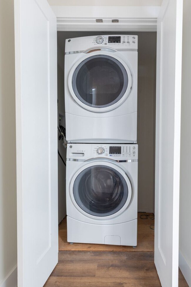 Building Photo - Huge 5 Bed each with their own Bathroom!