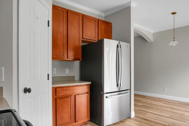 Building Photo - 3 bedroom, 2.5 Townhome