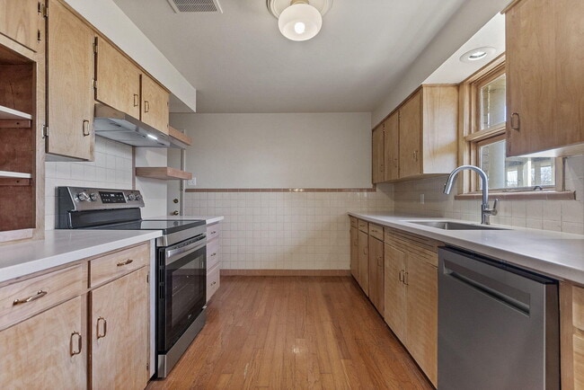 Building Photo - 340 Crown Point