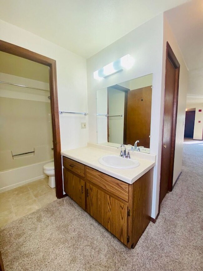 Building Photo - Spacious 1 Bedroom 1 Bath Upper Apartment Available Now!