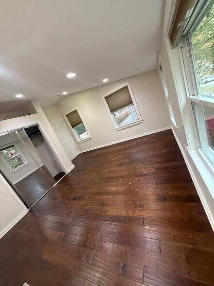 Building Photo - 7 Maverick St