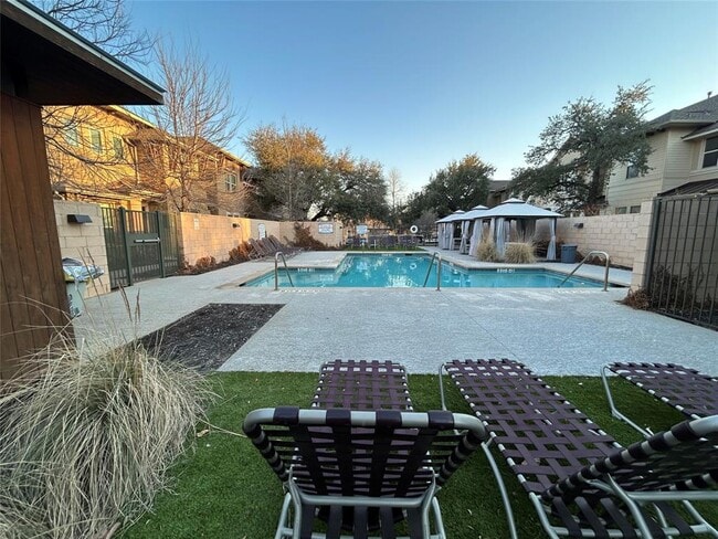 Building Photo - 13800 Lyndhurst St