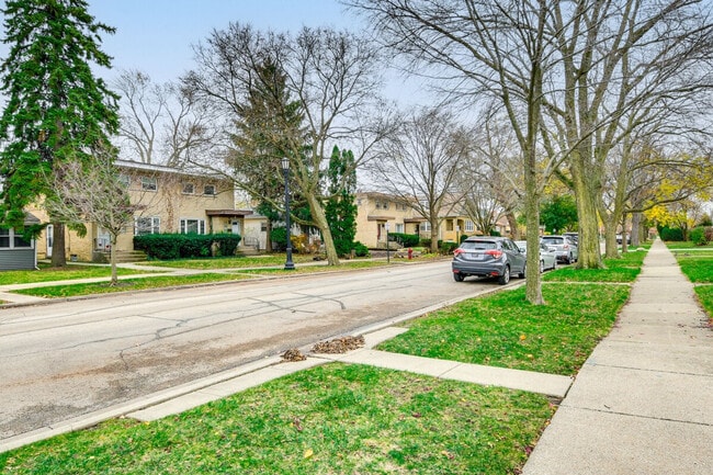 Building Photo - 1546 Fowler Ave
