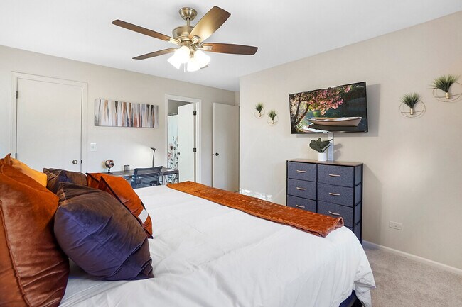 Building Photo - 2323 Woodview Ln