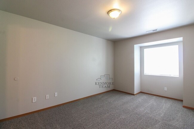 Building Photo - 825 S Elm St
