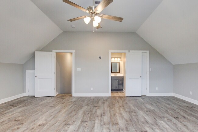 Building Photo - 127 Riverbend Dr