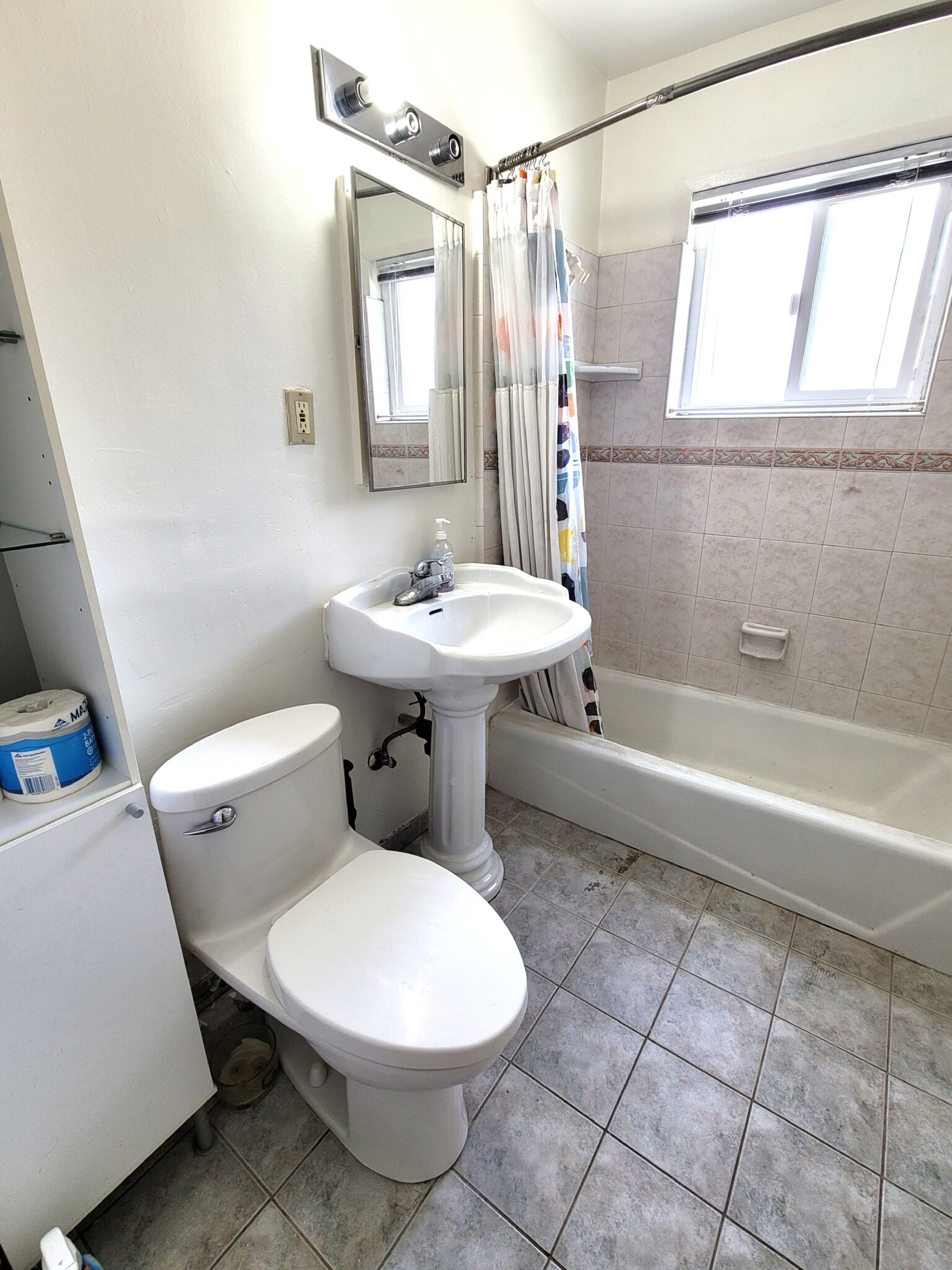 Building Photo - 331 W Bencamp St