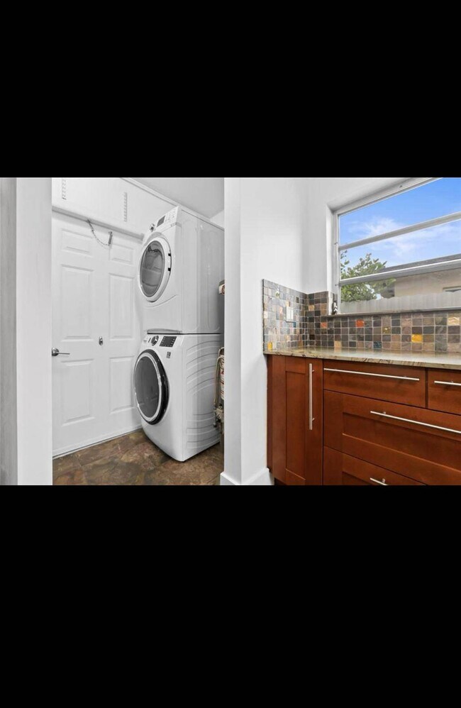 Building Photo - 6630 W 5th Pl