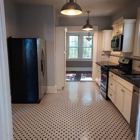 Building Photo - 832 Lockland Ave