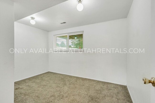 Building Photo - 262 1165 N