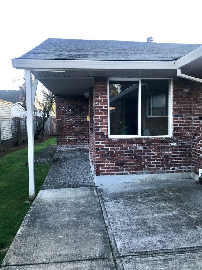 Building Photo - Large 2 Bed, 1 Bath Duplex Apartment with Parking