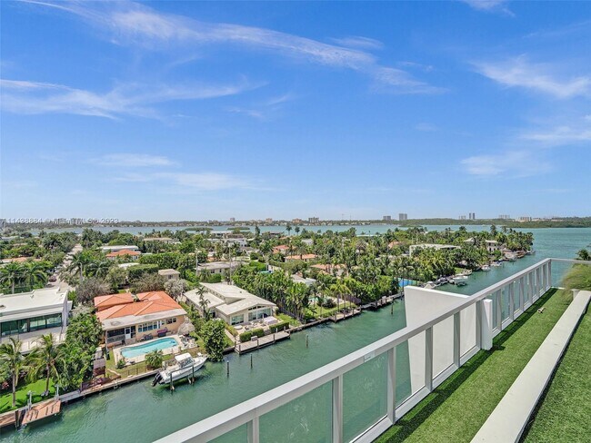 Building Photo - 9940 W Bay Harbor Dr