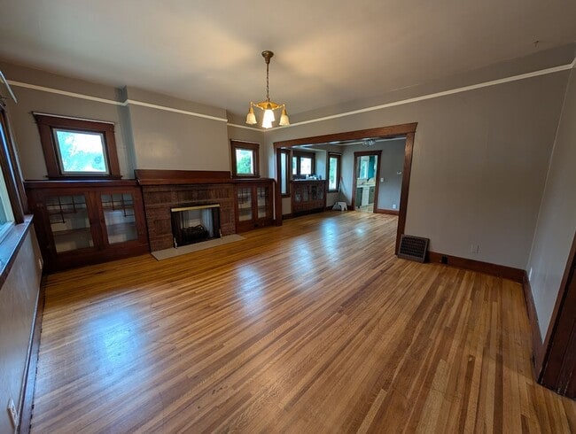 Building Photo - 4 Bedroom 2 Bath Pet-Friendly Normal Hill House