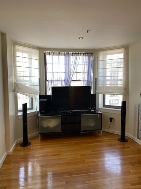 Building Photo - 534 Commonwealth Ave