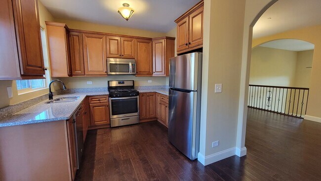 Building Photo - STUNNING LUXURY TOWNHOME 3 BEDROOM, 2 FULL...