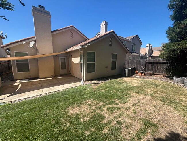 Building Photo - Available Now: 3 bed 2 bath home in Roseville
