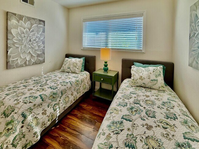 Building Photo - 1017 Carob Ct