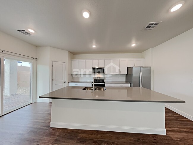 Building Photo - 6137 W Calle Lingo