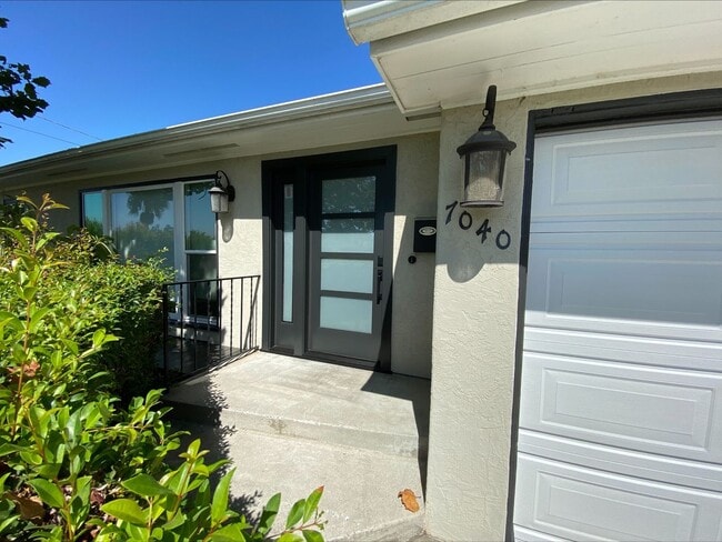 Building Photo - Beautiful La Mesa Single Family Home! Gourmet Kitchen! Large Enclosed Backyard!