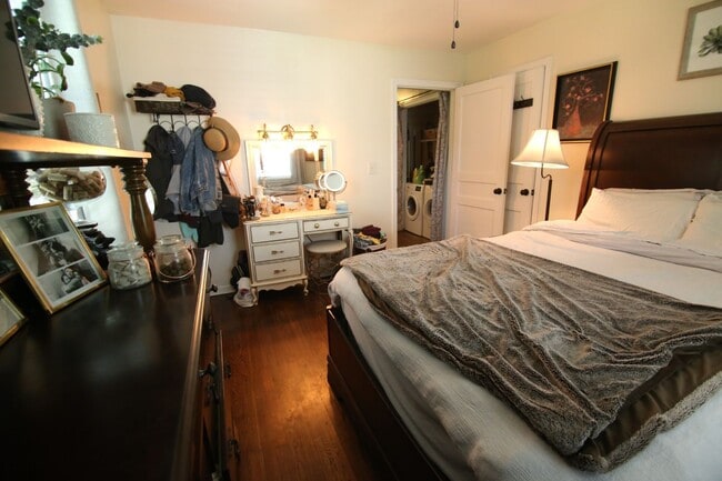 Building Photo - Awesome Cottage in the Heart of Inglewood/...