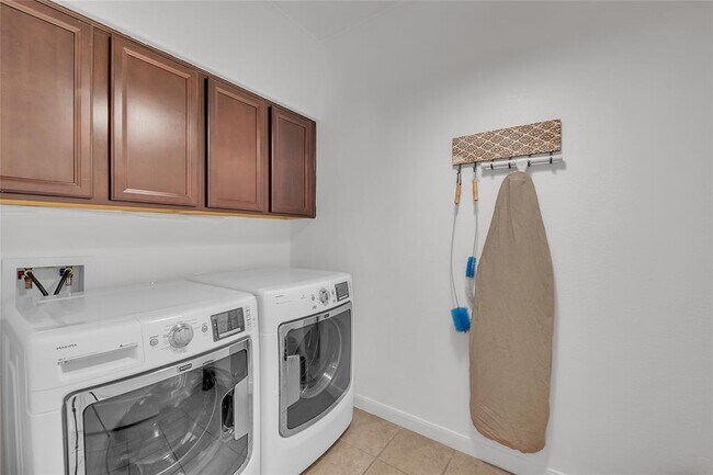 Building Photo - 520 S Meadowlark St