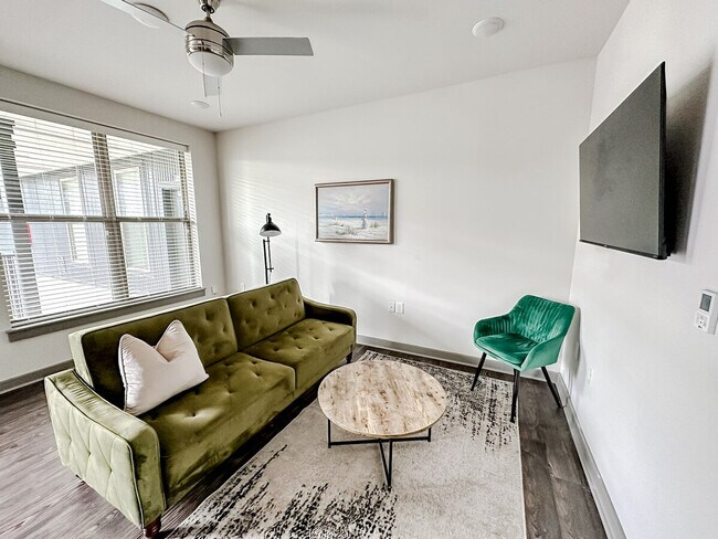 Building Photo - 111 E 4th St