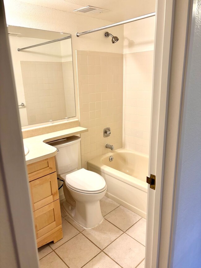 Building Photo - Nicely updated 2bd 2 ba Condo for rent Den...